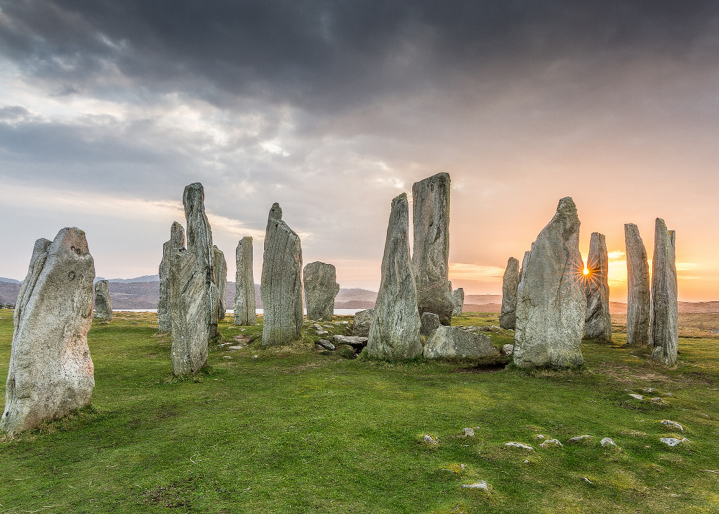 แท่งหินโบราณ Callanish Stones ใน Outer Hebrides - ภาพจาก Flickr Chris Combe