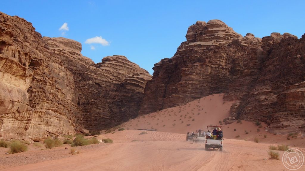 นั่งรถท่องทะเลทราย Wadi Rum