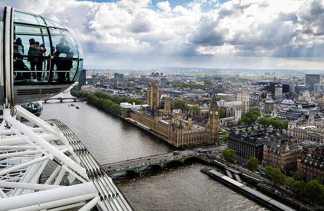 ลอนดอนจากมุมสูงบนชิงช้า London Eye - ภาพจาก Flickr Paul Tridon