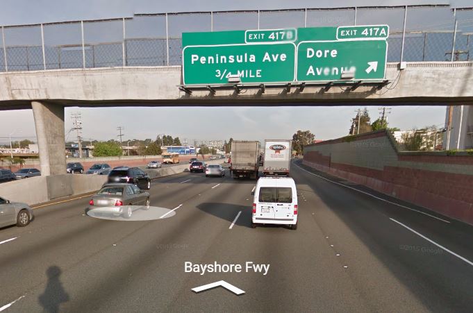 ตัวอย่างป้ายบอกทางออกของ Freeway จะบอกทางออกลำดับแรก (ขวาสุด) และทางออกลำดับถัดไป (ภาพจาก Google Street View)
