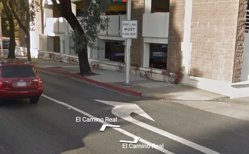ป้าย Right Lane Must Turn Right พร้อมเส้นทึบ ถ้าเจอแบบนี้เลี้ยวขวาสถานเดียว (ภาพจาก Google Street View)