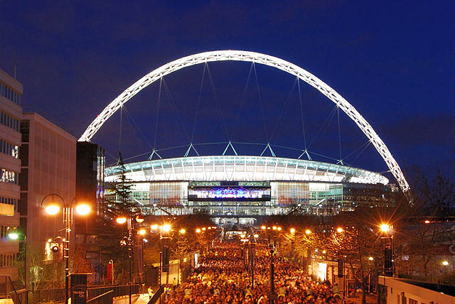 Wembley Stadium ยามค่ำคืน ภาพจาก Wikipedia