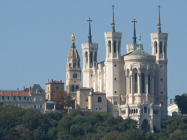 โบสถ์ Basilique de Fourvière แห่งลียง ภาพโดย MickaëlG (Wikipedia)