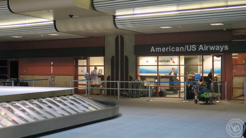 สำนักงานของสายการบิน American Airlines ที่ข้างสายพานกระเป๋า