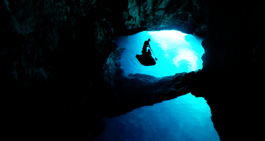 ถ้ำ Blue Cave ในโครเอเชีย (ภาพจาก Yacht Rent)