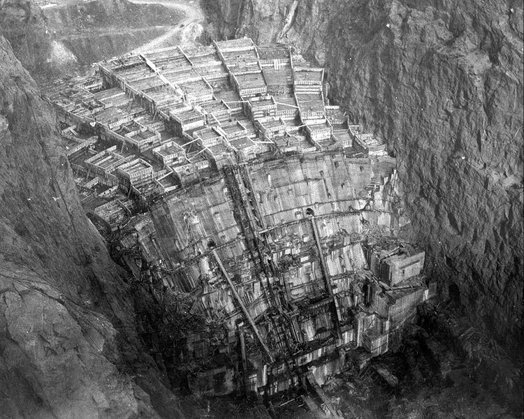 ภาพแสดงการก่อสร้างเขื่อนฮูเวอร์ ช่วงเทคอนกรีตปี 1934 (Wikipedia)