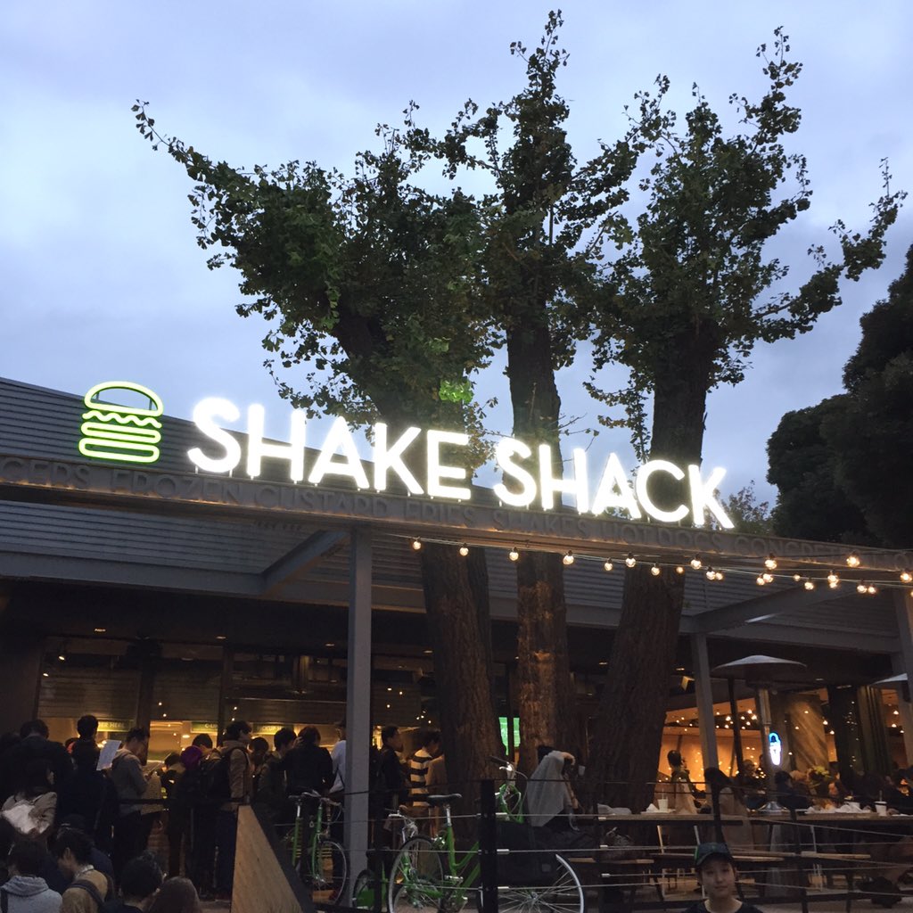 บรรยากาศร้าน Shake Shack ที่โตเกียว (ภาพจาก @ShakeShackJPN)