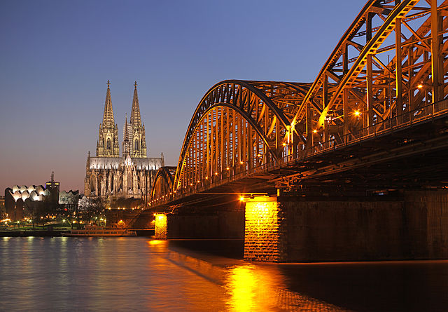 วิวสะพาน Hohenzollern Bridge เห็นวิหาร Cologne (ภาพโดย Thomas Wolf / Wikipedia)