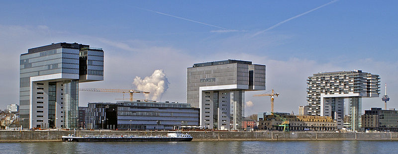 Kranhaus อาคารรูปตัว L กลับหัวทรงแปลกตา หนึ่งในสิ่งปลูกสร้างริมแม่น้ำไรน์ (ภาพโดย Rolf Heinrich / Wikipedia)