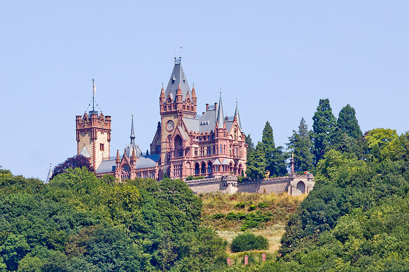 ปราสาท Schloss Drachenburg (ภาพโดย Dmitry Tonkonog and Ksenia Fedosova ) 
