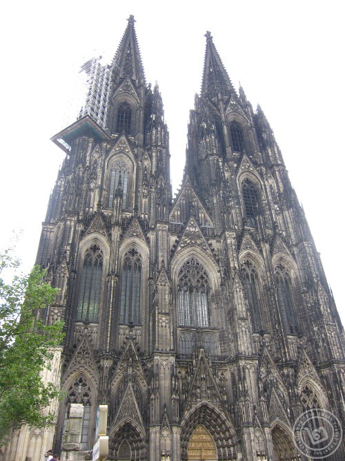 มหาวิหาร Cologne มีความสูงมาก และตั้งอยู่กลางเมือง จึงถ่ายรูปค่อนข้างยาก