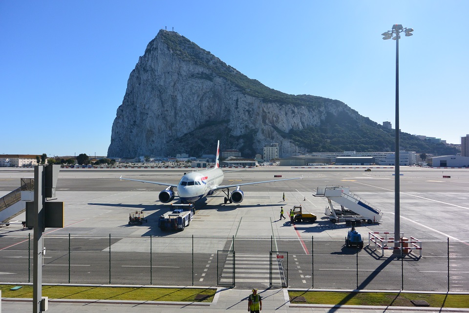 ภาพสนามบินและหิน Rock of Gibraltar (ภาพจากสนามบิน Gibraltar)