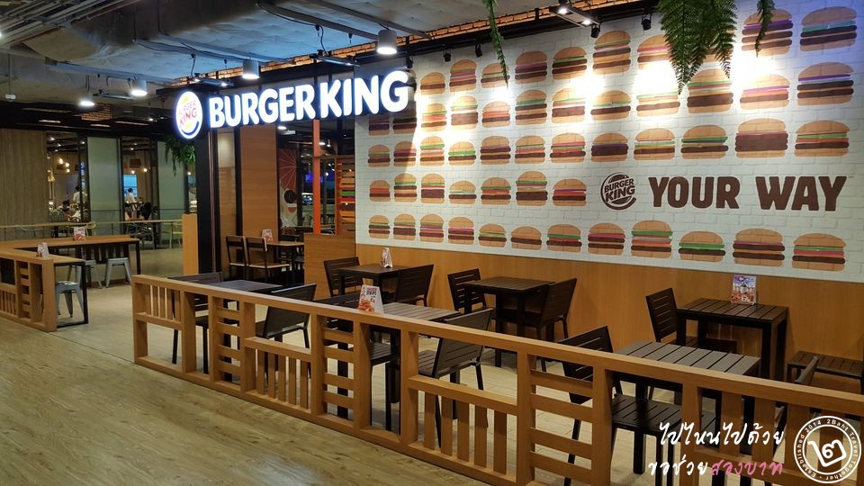Burger King สาขานี้เปิด 24 ชั่วโมง เข้าจากหน้าห้างได้เหมือนกัน