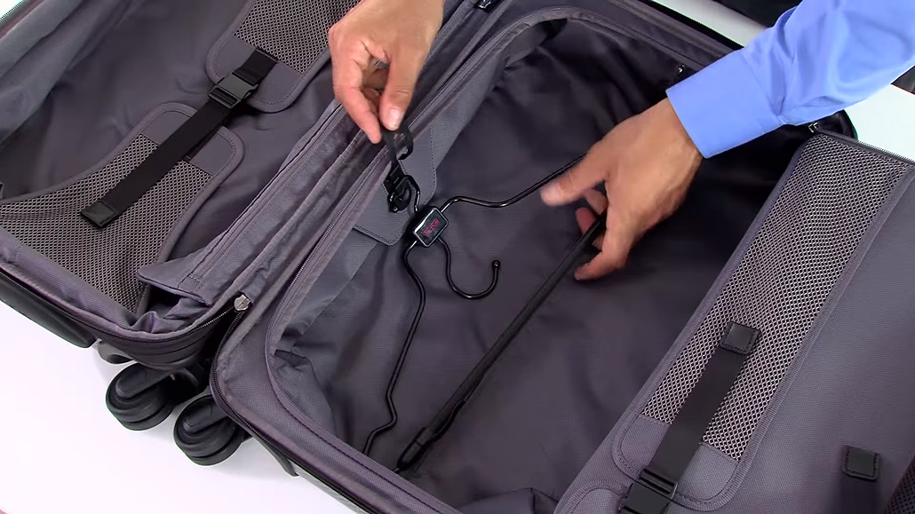 ด้านในกระเป๋า TUMI รุ่น Int'l Expandable Carry-On - ภาพจาก TUMI
