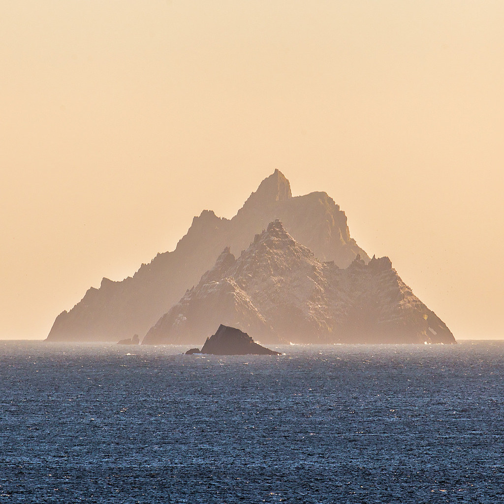 ภาพสวยๆ แสดงเกาะ Skellig Michael ด้านหลังสุด, Little Skellig ตรงกลาง และโขดหิน Lemon Rock ด้านหน้าสุด (ภาพโดย John Finn / Flickr)