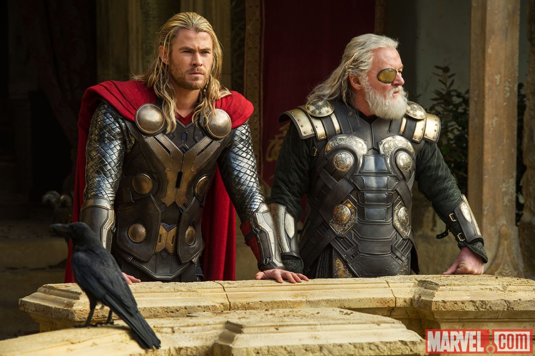 Chris Hemsworth กับบท Thor (คนซ้าย) ภาพจาก Marvel