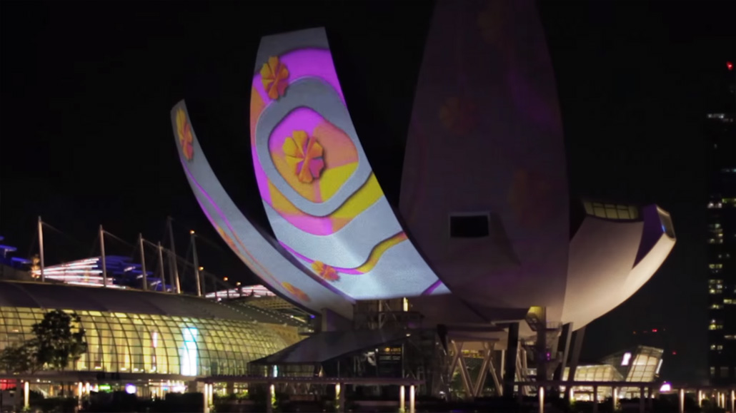การแสดง Light Art โดยเอา Projector ยักษ์ฉายไปยัง ArtScience Museum ในเทศกาล i Light Marina Bay