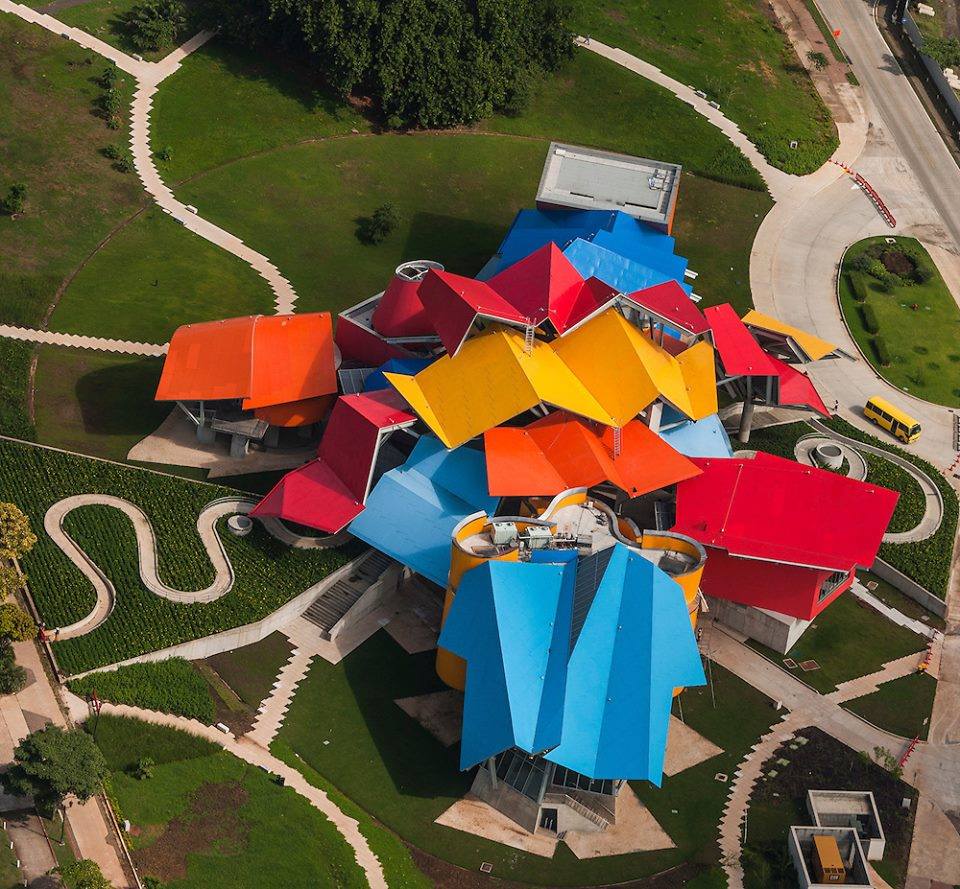 พิพิธภัณฑ์ Biomuseo ออกแบบโดย Frank Gehry (ภาพจาก Facebook Biomuseo)