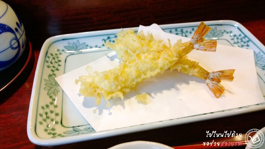 เทมปุระร้าน Tsunahachi ที่ทอดให้ทานแบบร้อนๆ จากเตาแล้วคีบมาวางให้บนจานที่ละเมนู อร่อยจนต้องต่อคิว