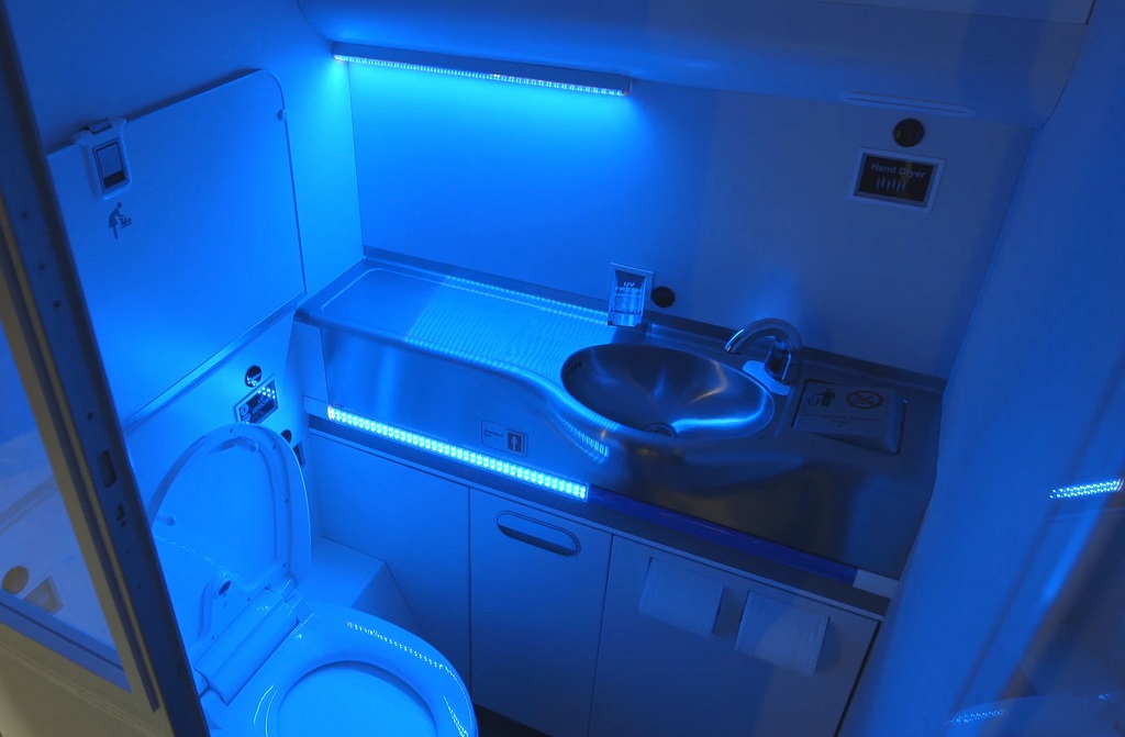 ห้องน้ำของ Boeing ขณะฉายแสง UV