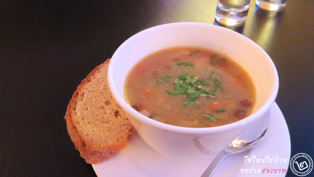Potato soup with mushrooms and bread รีวิวร้าน Ribs of Vienna กรุงเวียนนา ออสเตรีย