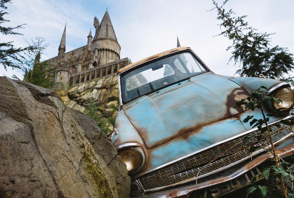 ปราสาท Hogwarts และรถยนต์บินได้จากในนิยาย