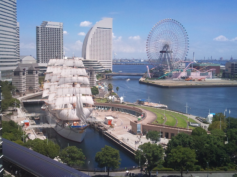 ริมอ่าว Yokohama ย่าน Minato Mirai 21 (ภาพจากการท่องเที่ยวโยโกฮามา)