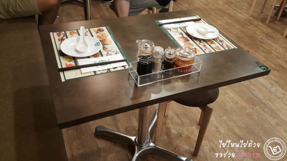 ขนาดโต๊ะของร้าน Tim Ho Wan สาขา The Street รัชดาภิเษก