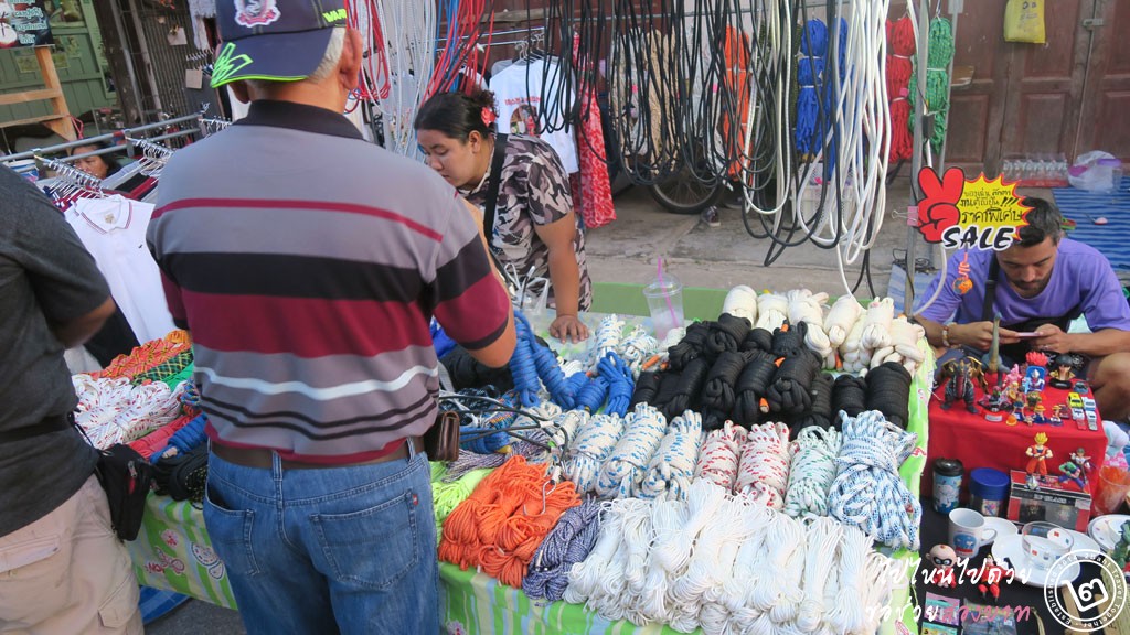 ถนนคนเดิน ตลาดปราณบุรี ข้าวของเครื่องใช้ ของฝาก