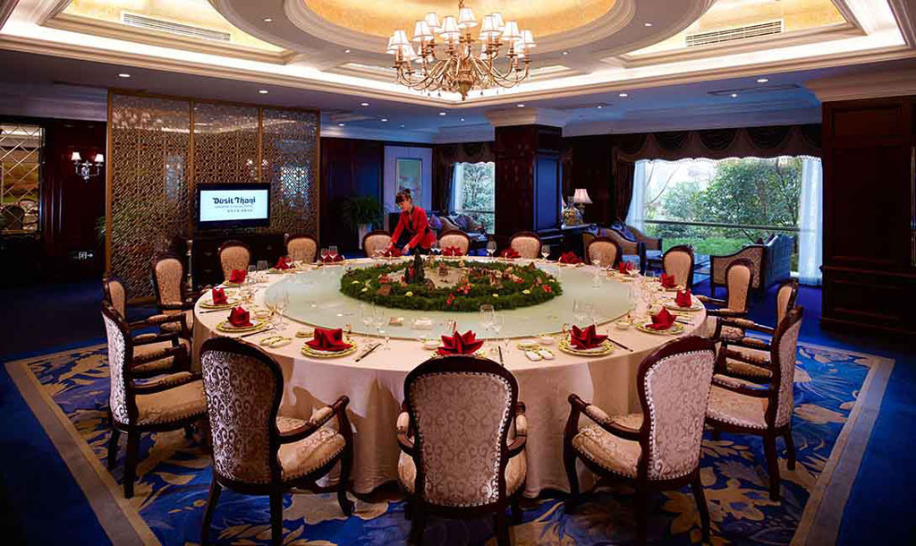 ห้องอาหารเทียน เซียง โหล (Tian Xiang Lou) ให้บริการอาหารห้วยหยาง อาหารเซี่ยงไฮ้ และอาหารกวางตุ้ง รสชาติต้นตำรับ