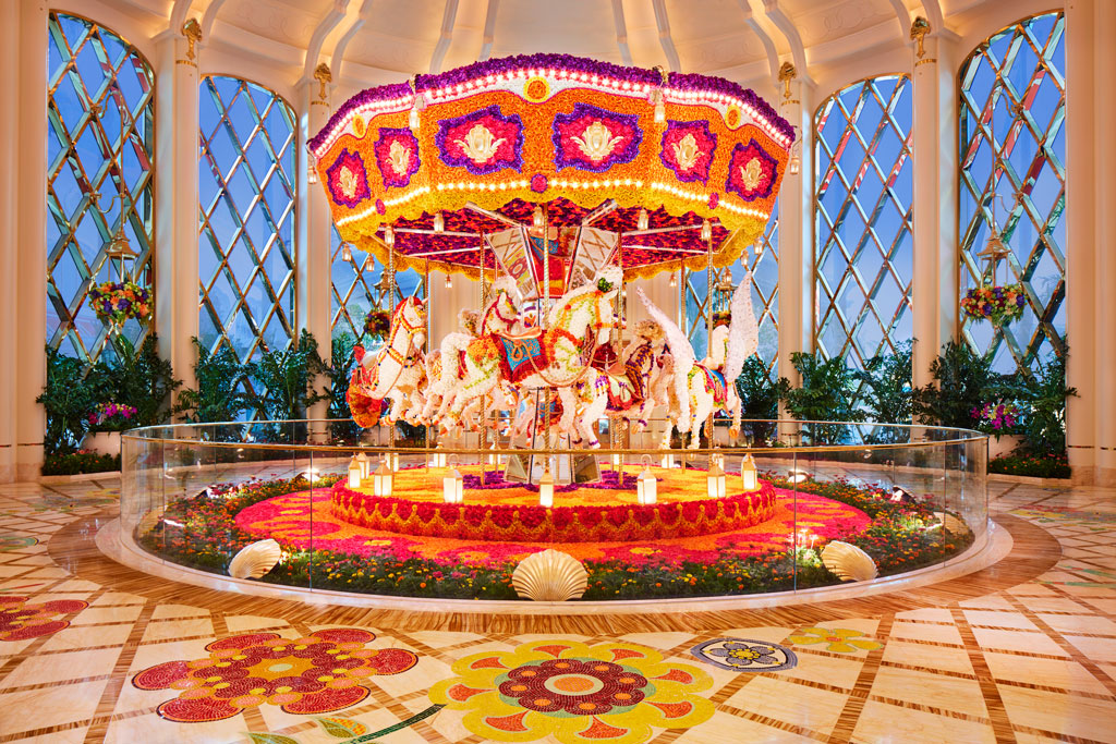 ผลงานม้าหมุนดอกไม้ (Carousel Floral Sculpture) โดย Preston Bailey
