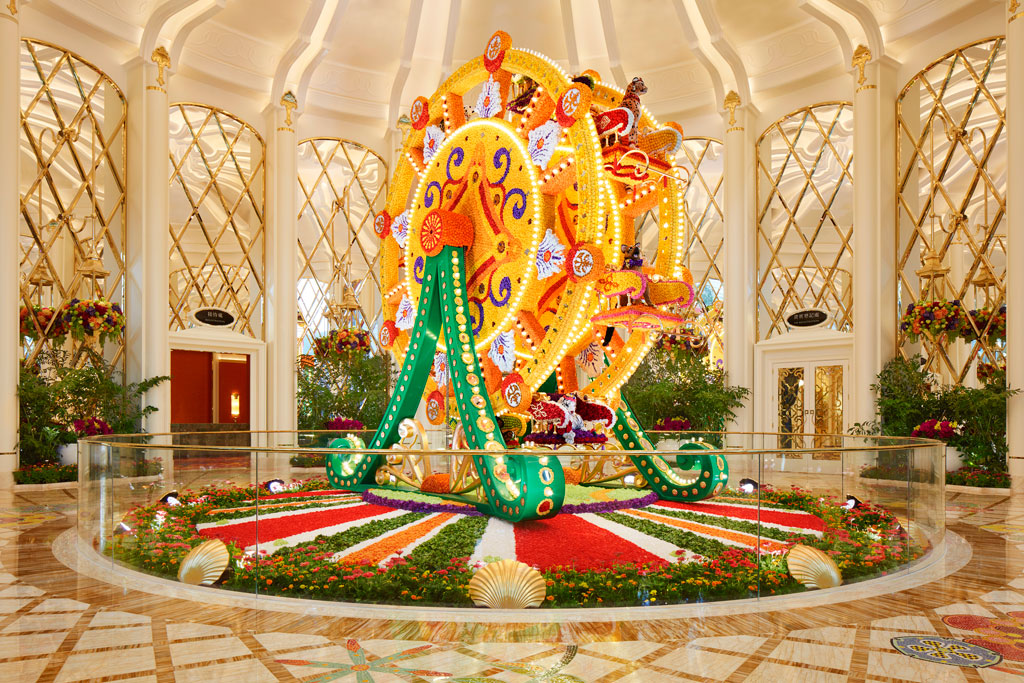 ผลงานชิงช้าสวรรค์จากดอกไม้สด (Ferris Wheel Floral Sculpture) โดย Preston Bailey
