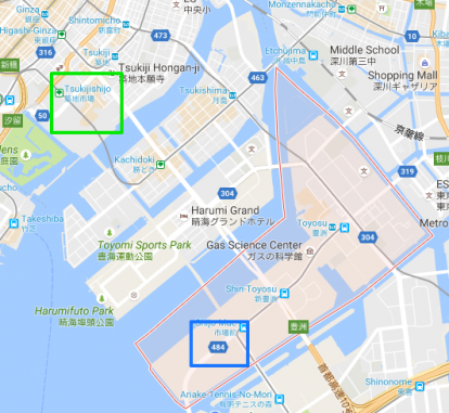 ที่ตั้งใหม่ของตลาดปลา Toyosu (สีน้ำเงิน) ใน Tokyo Bay อยู่ห่างจาก Tsukiji เดิม (สีเขียว) ประมาณ 1-2 กิโลเมตร