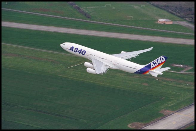 ภาพเครื่องบินแบบ A340-200 ที่ทำการบินขึ้นครั้งแรก (ภาพทางการจาก Airbus)