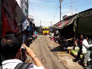 ตลาดร่มหุบ ริมทางรถไฟแม่กลอง (อัพเดตเวลา ปี 2559)