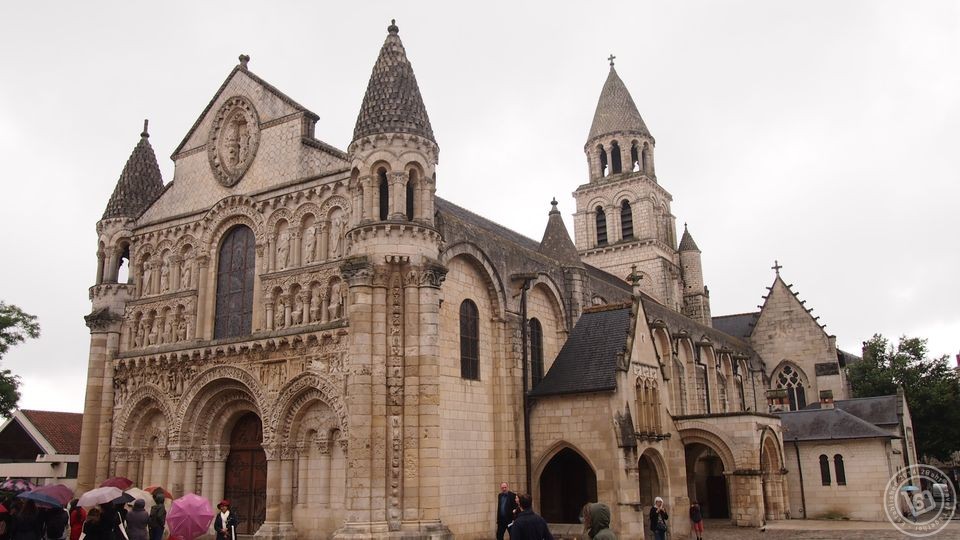 ปัวติเยร์ (Poitiers) เมืองมหาวิทยาลัยที่เต็มไปด้วยโบสถ์เก่าแก่