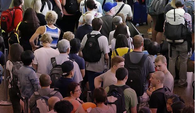 รอตรวจความปลอดภัยสนามบินอเมริกา อาจต้องรอคิวนาน 2-3 ชั่วโมง