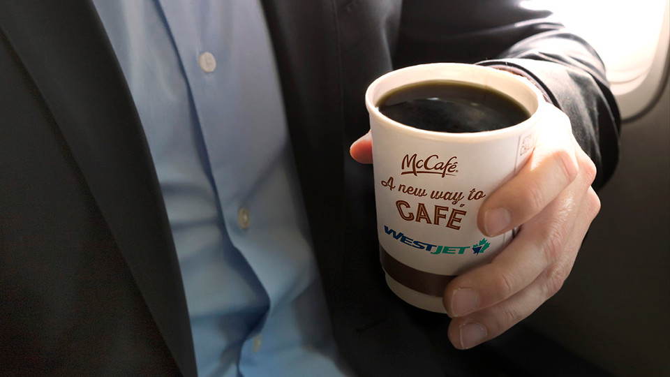 McDonald’s เริ่มให้บริการบนเครื่องบิน เริ่มจากกาแฟ McCafe กับสายการบิน WestJet