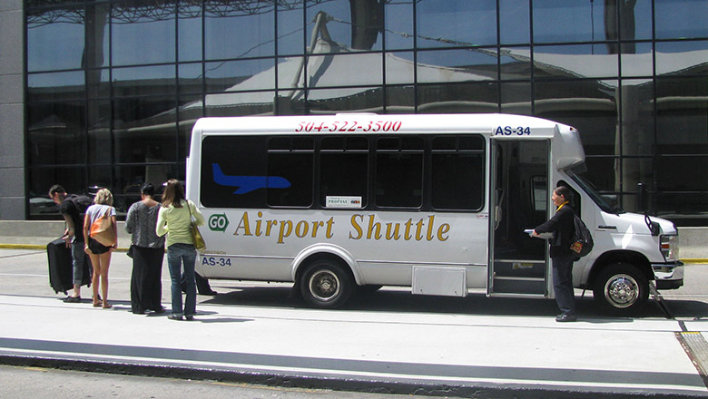 วิธีเดินทางเข้าเมืองจากสนามบิน New Orleans ด้วย Airport Shuttle Bus