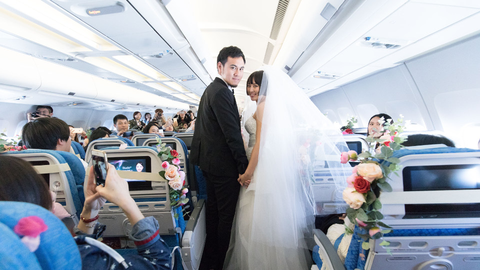 คู่รักนักท่องเที่ยวจีน จัดงานแต่งงานบนเครื่องบิน Cathay Dragon
